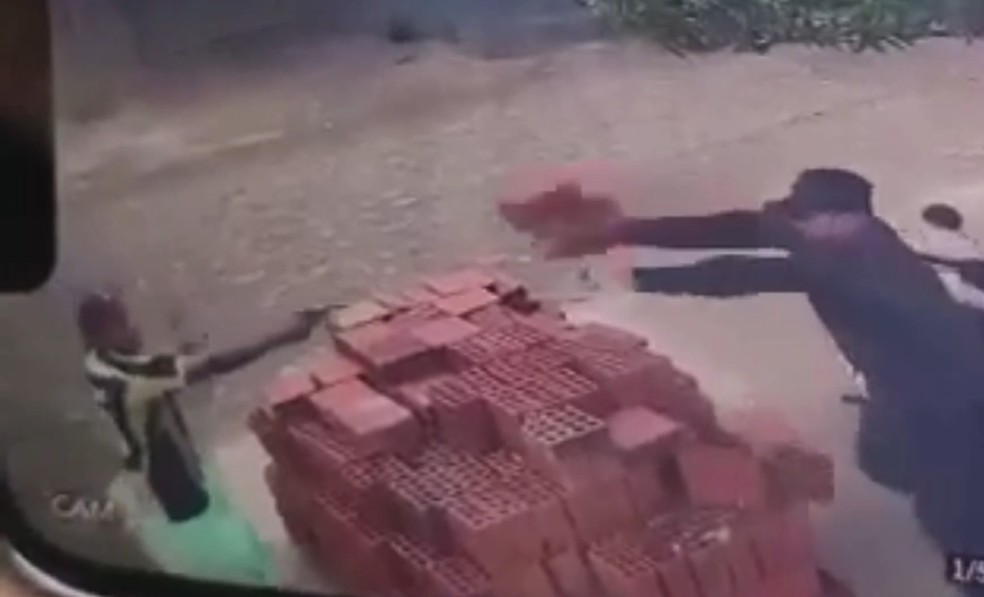 Vítima de tentativa de homicídio se defende jogando tijolo em criminoso no Ceará. — Foto: Reprodução