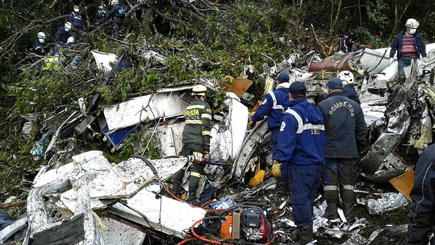 Policiais fazem buscas na área em que o avião da companhia aérea Lamia, que transportava o time da Chapecoense, caiu próximo a La Cepa, na Colômbia (Foto: Reprodução/Twitter Polícia de Antioquia)