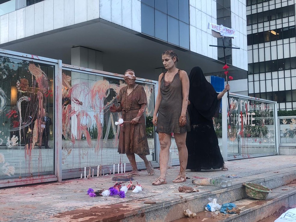 Manifestantes protestam com lama em frente à sede da Vale — Foto: Matheus Rodrigues/G1