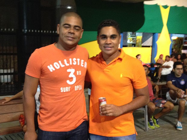 Irmãos assitiram a partida da Holanda vestidos de laranja. (Foto: Maiana Belo / G1 Bahia)