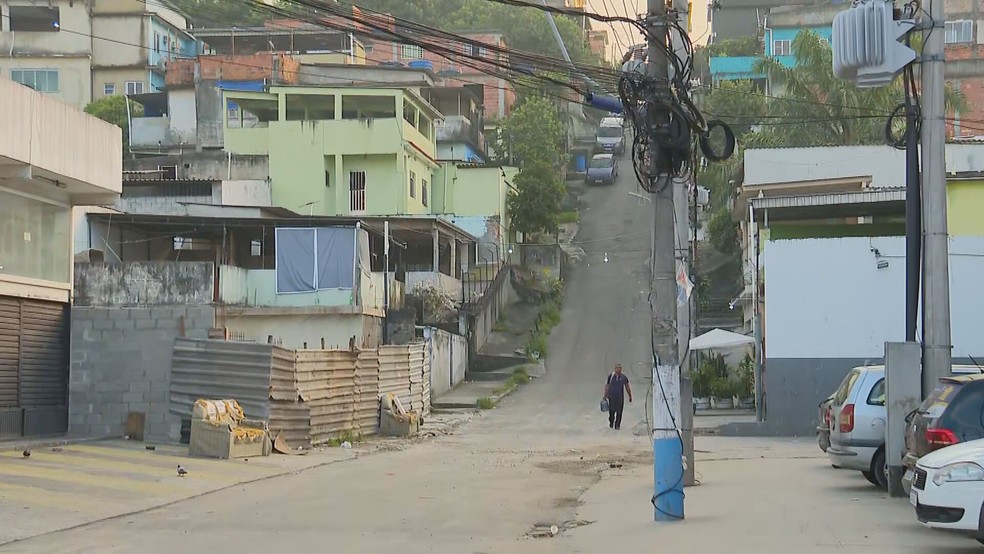 Crian&ccedil;a foi atingida na Rua Doutor Monteiro de Barros, em S&atilde;o Jo&atilde;o de Meriti &mdash; Foto: Reprodu&ccedil;&atilde;o/TV Globo 