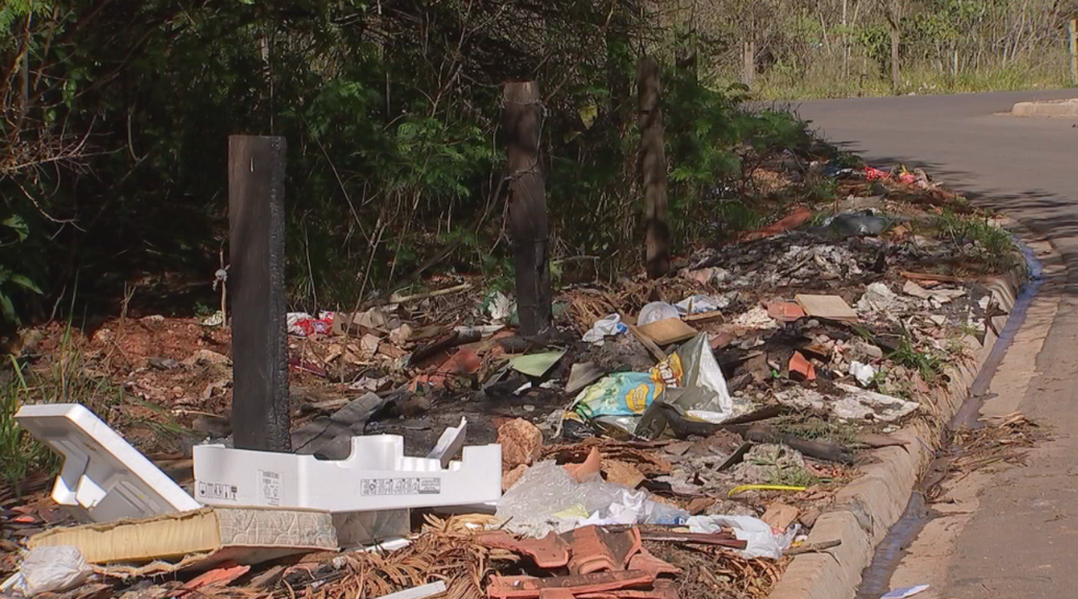 Moradores de Itapetininga reclamam do entulho em terrenos (Foto: ReproduÃ§Ã£o/TV TEM)
