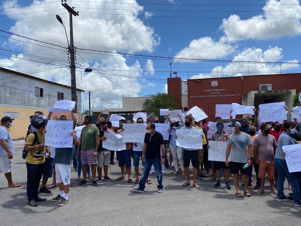 Trabalhadores protestam na frente do F&oacute;rum de Goianinha &mdash; Foto: Cedida