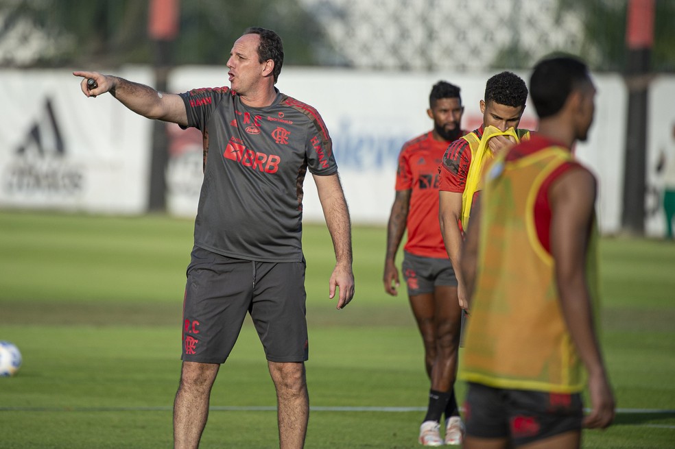 Rogério Ceni dá orientação no treino do Flamengo — Foto: Alexandre Vidal/Flamengo