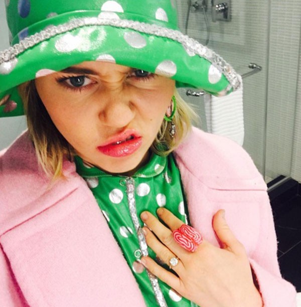 Miley Cyrus posta fotos usando aliança de noivado (Foto: Reprodução Instagram)