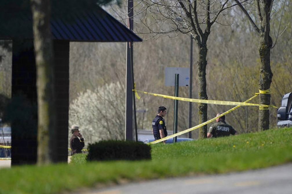 Policiais do lado de fora do local onde houve um tiroteio em Maryland, nos EUA, em 6 de abril de 2021 — Foto: Julio Cortez/AP