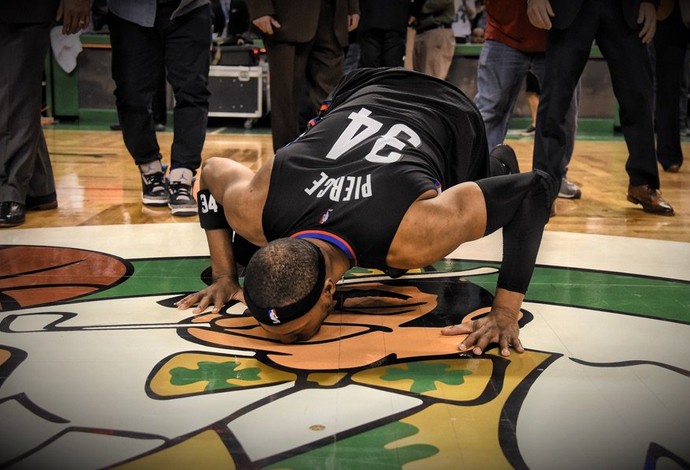 Paul Pierce, do Los Angeles Clippers, se ajoelha na quadra e beija o símbolo do Boston Celtics (Foto: Reprodução/Twitter/NBA)