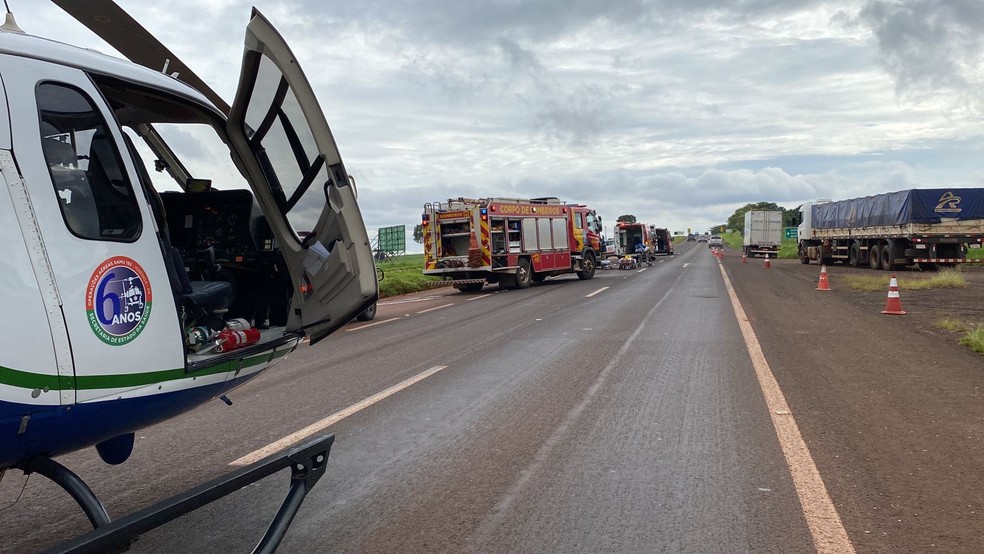 carro bate em traseira de caminhão — Foto: Divulgação/RPC