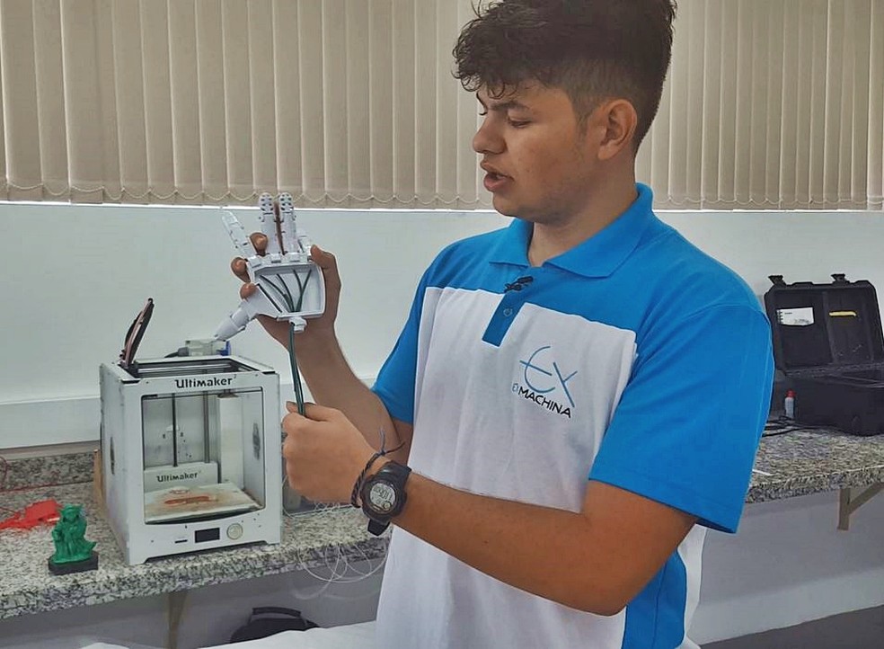 PrÃ³tese Ã© impressa por equipamento 3D e recebe acabamento â Foto: Fernanda Rodrigues/G1