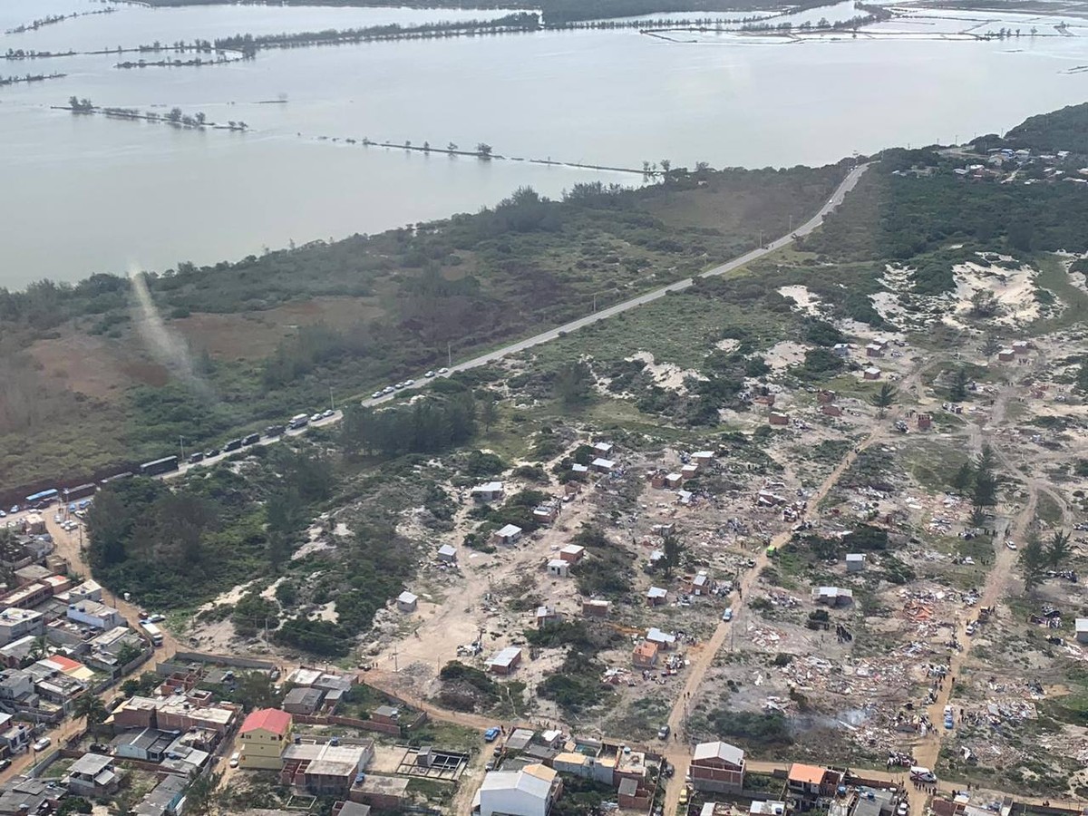 Pm E Inea Fazem Operacao Para Demolir Casas Irregulares Em Arraial Do Cabo No Rj Regiao Dos Lagos G1