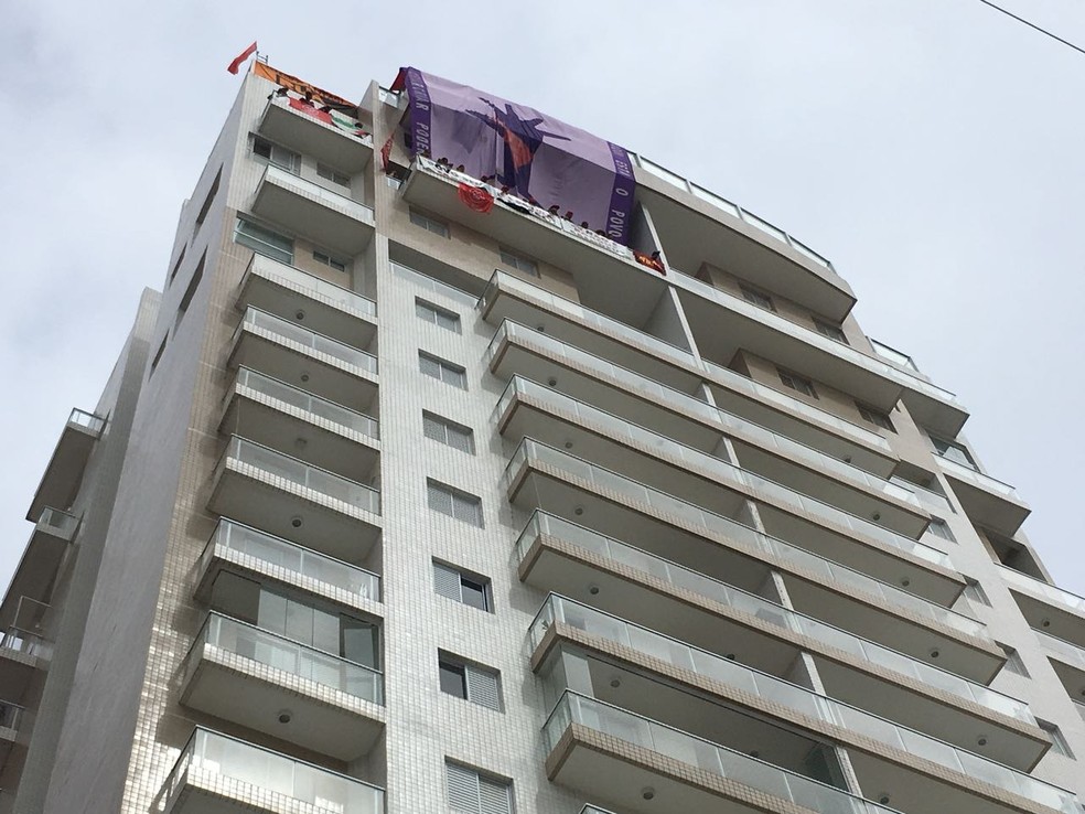 Ocupação no condomínio e no triplex, em Santos, ocorreu em abril do ano passado — Foto: Solange Freitas/G1