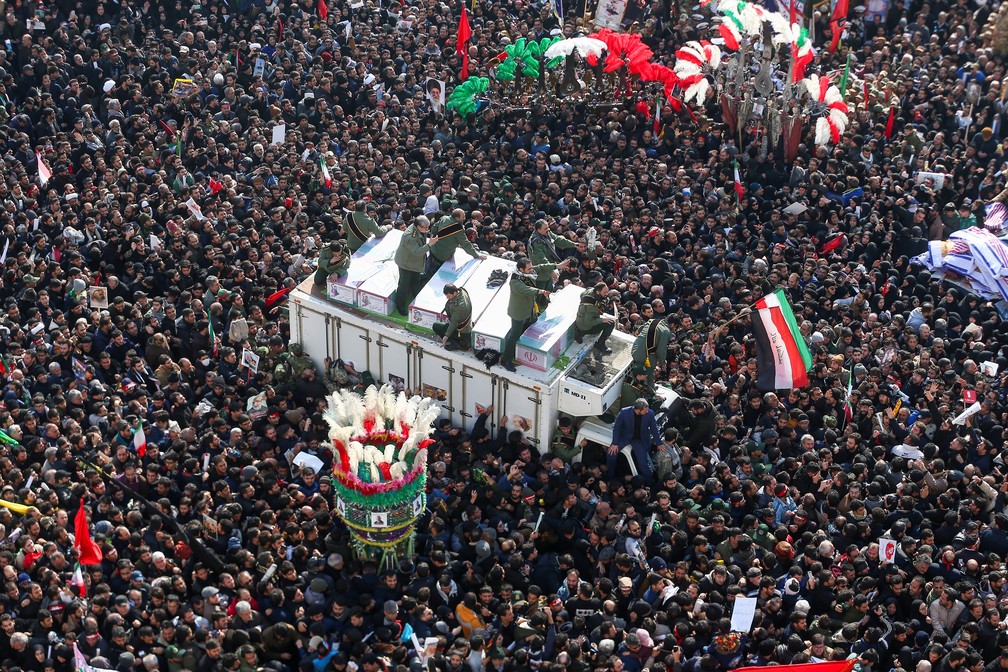 6 de janeiro - Iranianos lotam funeral do general Qassem Soleimani, morto em ataque aéreo dos EUA em Teerã. — Foto: Nazanin Tabatabaee/West Asia News Agency (Wana) via Reuters