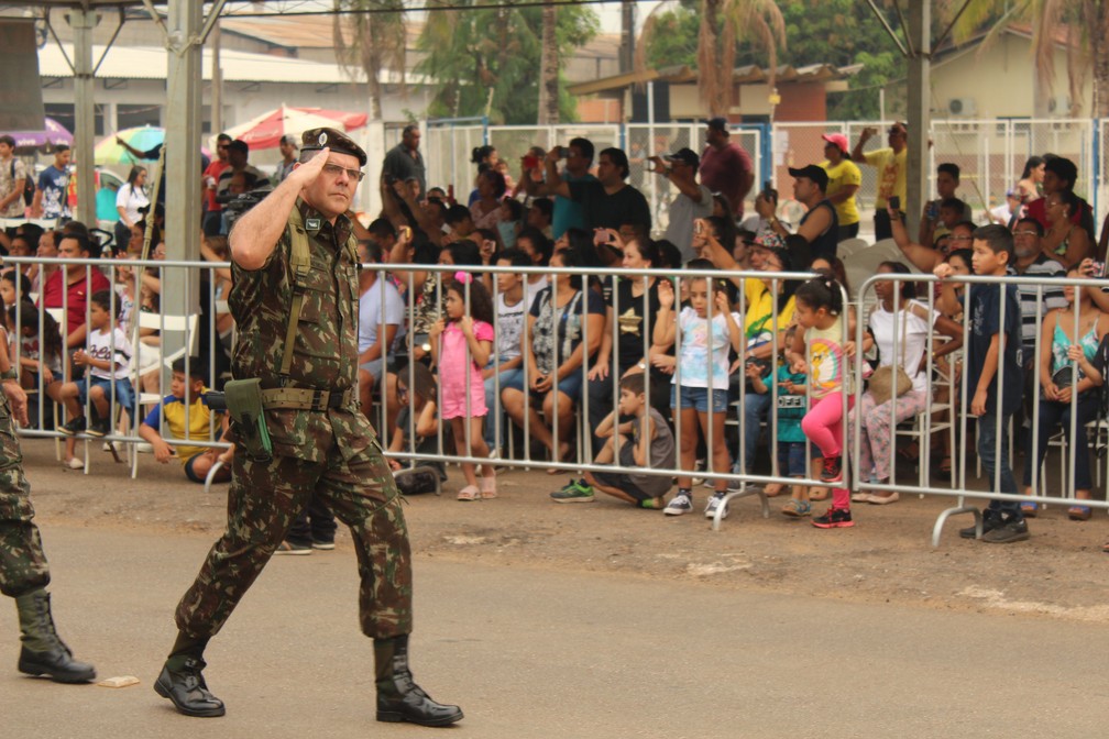 Militar do Exército presta continência durante desfile em Porto Velho. (Foto: Pedro Bentes/G1)