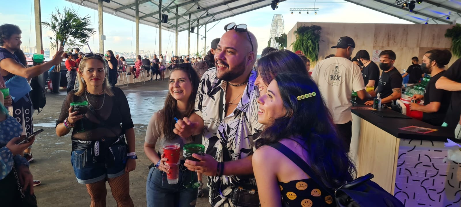 Fãs fazem fila para tirar foto com Tiago Abravanel no Lollapalooza 2022: 'É muito carinho, fico muito feliz' 