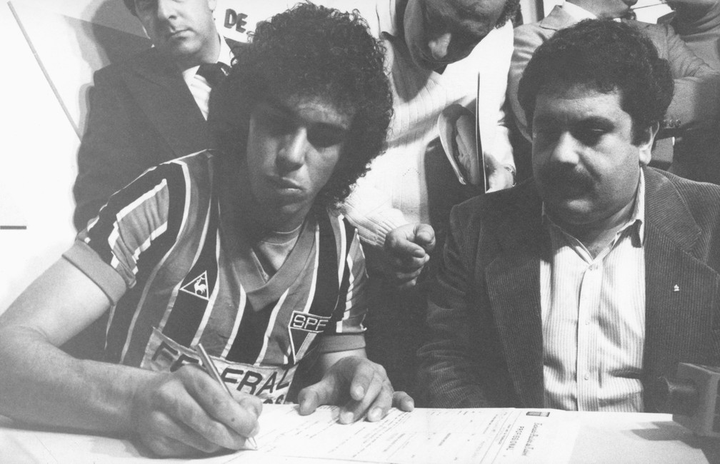 Casagrande assina contrato com o São Paulo — Foto: Joveci C. de Freitas / Estadão Conteúdo
