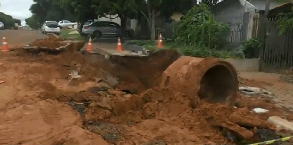 Rua Sociologia apresentou diversos estragos após chuva registrada em Cascavel  — Foto: Reprodução