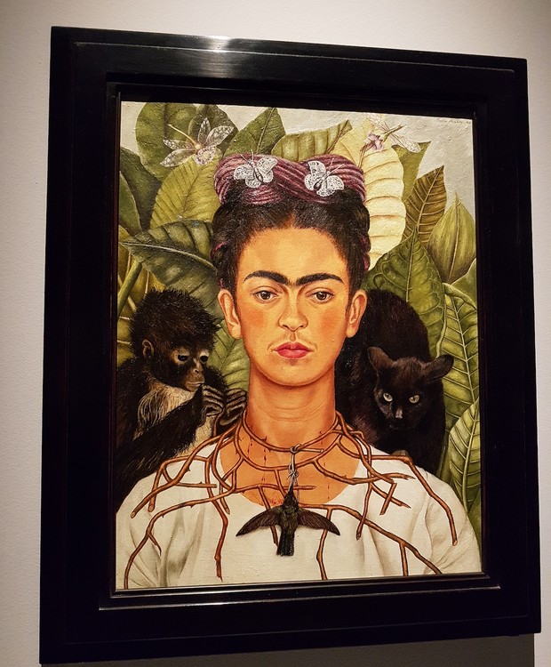 Obra Autorretrato com colar de espinhos e beija-flor, de 1940, mostra Frida em meio às flores, vegetação e fauna de seu jardim (Foto: Ambra75 / Wikipedia Commons)