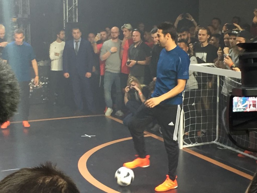 Kaká brinca com a bola durante o evento de lançamento (Foto: Richard Souza/GloboEsporte.com)