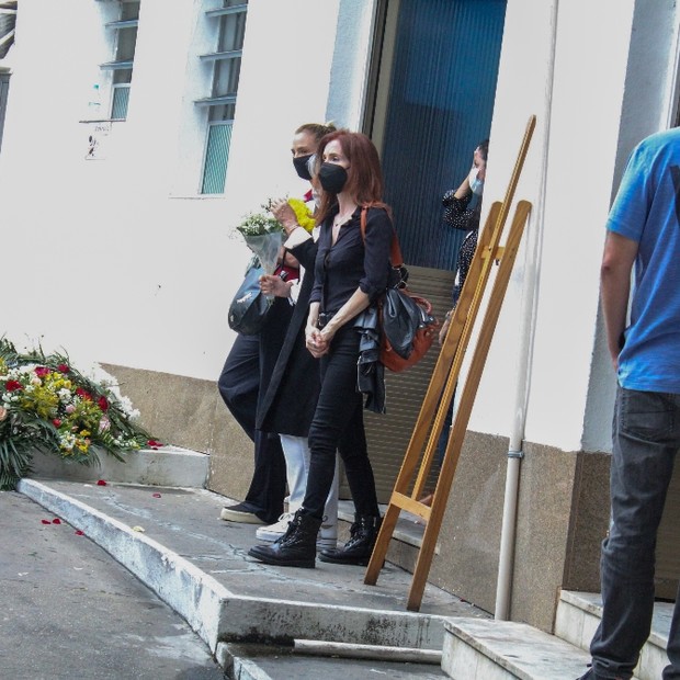 Deborah Evelyn vai ao velório de Gilberto Braga (Foto: AgNews)