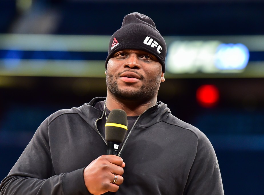 Em quiz inusitado, Derrick Lewis solta a voz ao confessar que canta no chuveiro | combate | Sportv