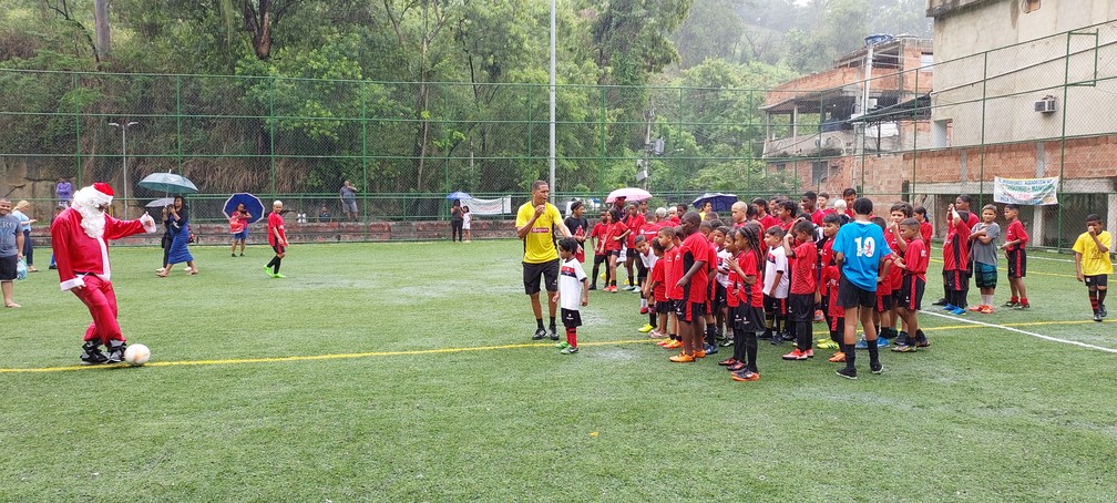 David Luiz, ainda disfar&ccedil;ado, troca passes com crian&ccedil;as da Escola Flamengo Social Mangueira &mdash; Foto: Fred Gomes
