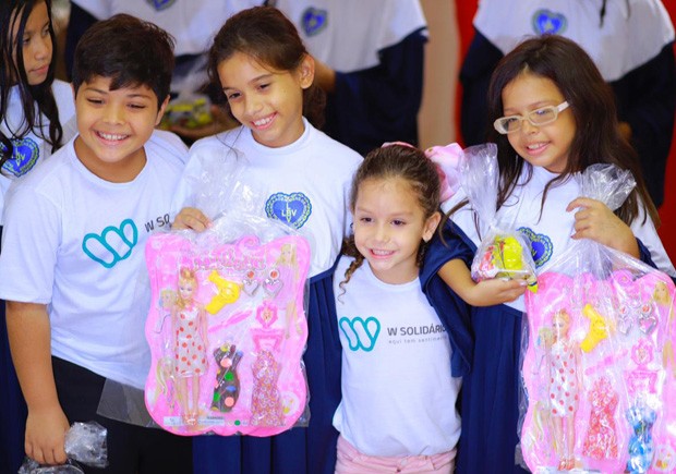Thyane Dantas leva Yudhy, Ysis e Dom a evento com crianças (Foto: Grupo WS/Divulgação)