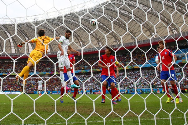 O coreano Jung Sung Ryong saiu muito mal do gol e entregou o segundo gol para a Argélia (Foto: Getty images)