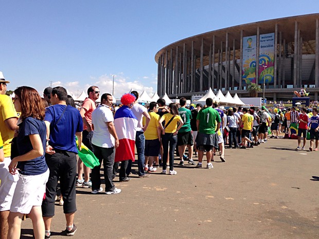 Torcedores em fila antes de entrar no Estádio Mané Garrincha, em Brasília, para jogo entre França e Nigéria, pelas oitavas de final da Copa do Mundo (Foto: Natalia Godoy/G1)