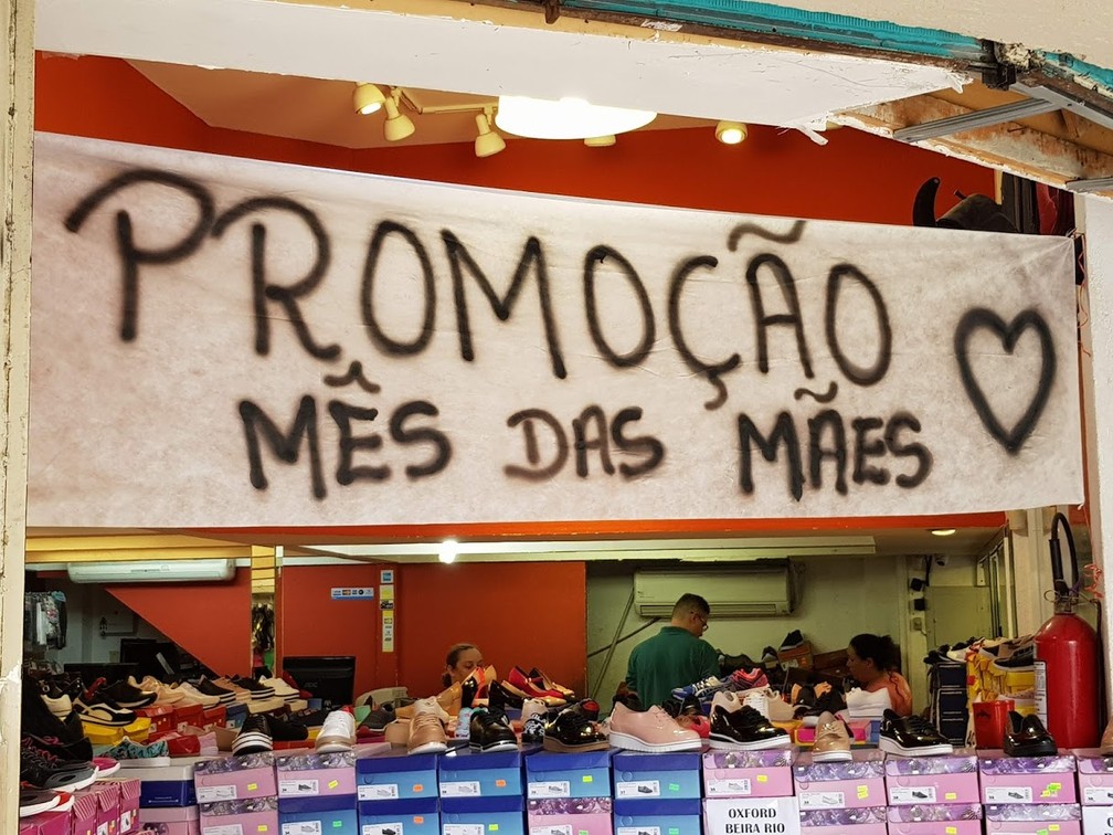 Estimativa é de se gastar o mesmo do que no ano passado para 58% dos pesquisados, segundo a ACP — Foto: Natalia Filippin/G1
