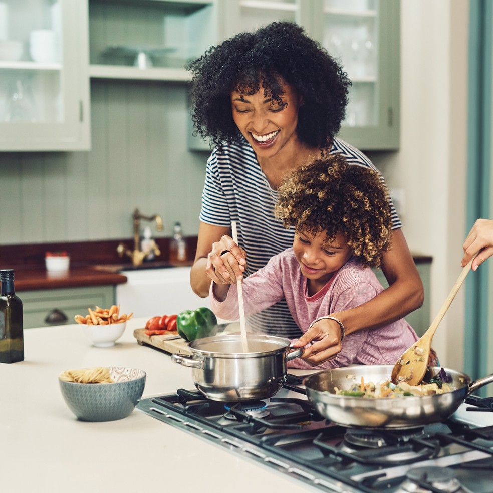 Envolver as crianças no preparo das refeições é estratégia para estabelecer bom padrão alimentar e, de quebra, fortalecer vínculos familiares — Foto: Istock Getty Images