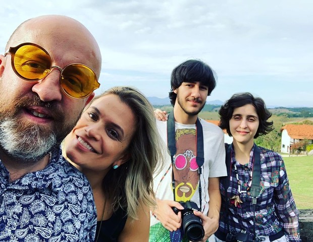 Fabricio Carpinejar com a mulher, Beatriz Reys, e os filhos Vicente e Mariana (Foto: Reprodução/Instagram)