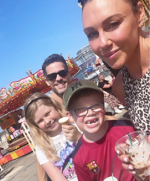 A cantora Michelle Heaton com o marido e os filhos (Foto: Instagram)
