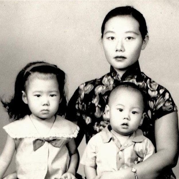 Liu Lin (à esq.) com a mãe e o irmão mais novo quando deixaram a China para morar no Brasil (Foto: Arquivo pessoal via BBC News Brasil)