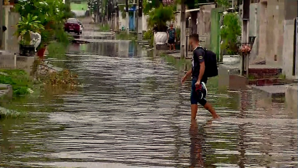 Moradores de Olinda enfrentam ruas alagadas para sair de casa na manhã desta quarta (6) — Foto: Reprodução/TV Globo