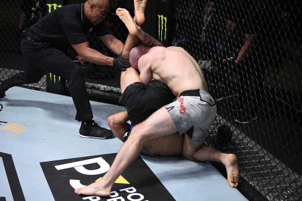 André Sergipano finalizou Bartosz Fabinski no UFC Overeem x Sakai — Foto: Getty Images