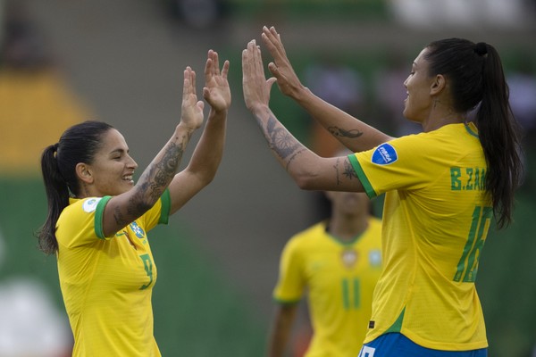 Debinha e Beatriz Zaneratto, jogadoras do Brasil (Foto: Thais Magalhães/CBF)