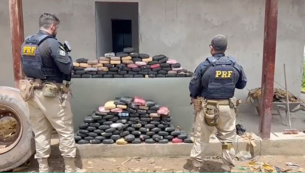 Motorista foi preso e confessou aos policiais rodoviários que receberia R$ 20 mil para transportar a droga até Fortaleza. — Foto: Reprodução