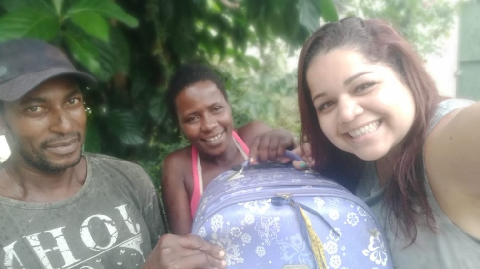 A professora Denise Hertz ficou feliz ao receber a mala dos catadores de recicláveis Creide Elaine Santos e Ronaldo Santos — Foto: Denise Hertz/Arquivo pessoal
