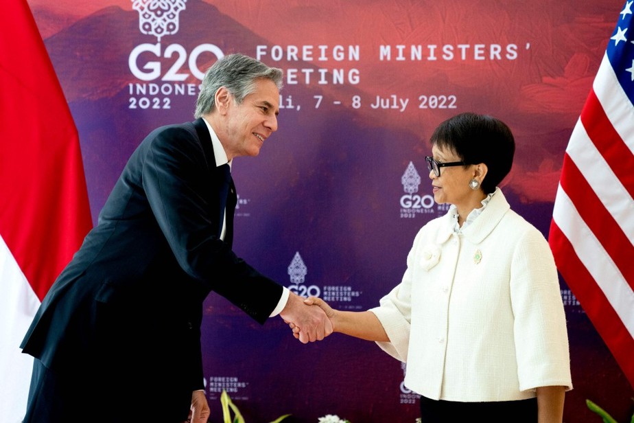 Secretário de Estado americano, Retno Marsudi, aperta a mão da anfitriã Retno Marsudi