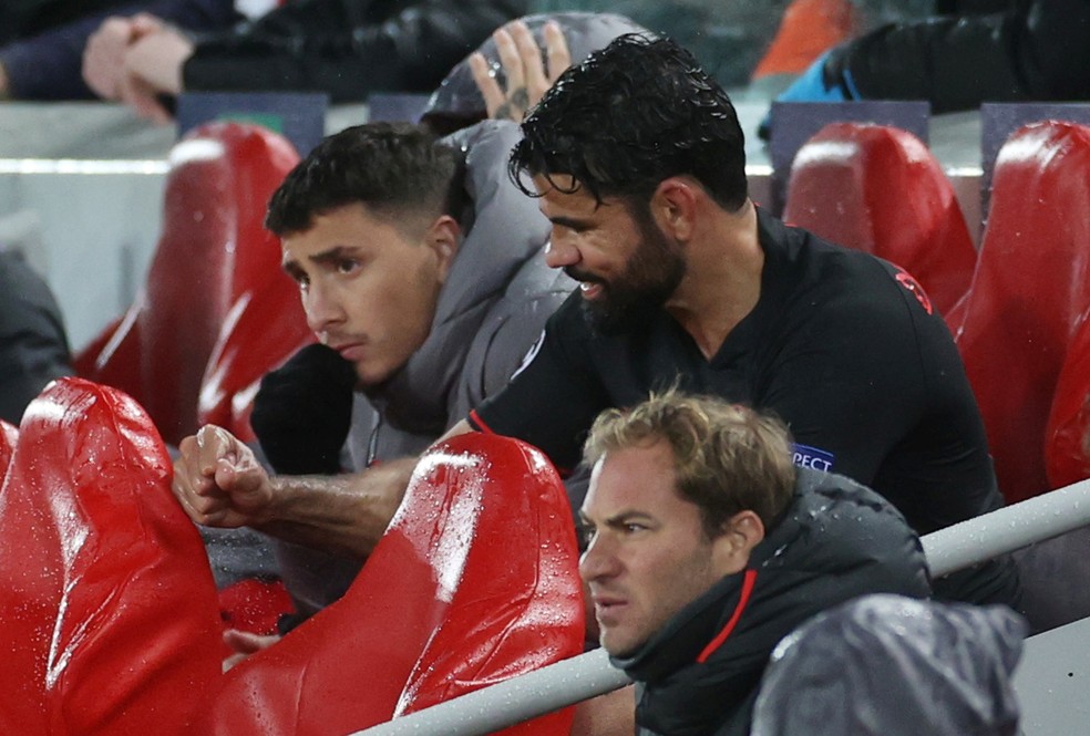 Diego Costa soca o banco de reservas depois de ser substituído em Liverpool x Atlético de Madrid — Foto:  Reuters/Carl Recine