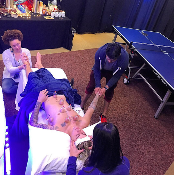 A massagem do cantor Justin Bieber (Foto: Instagram)