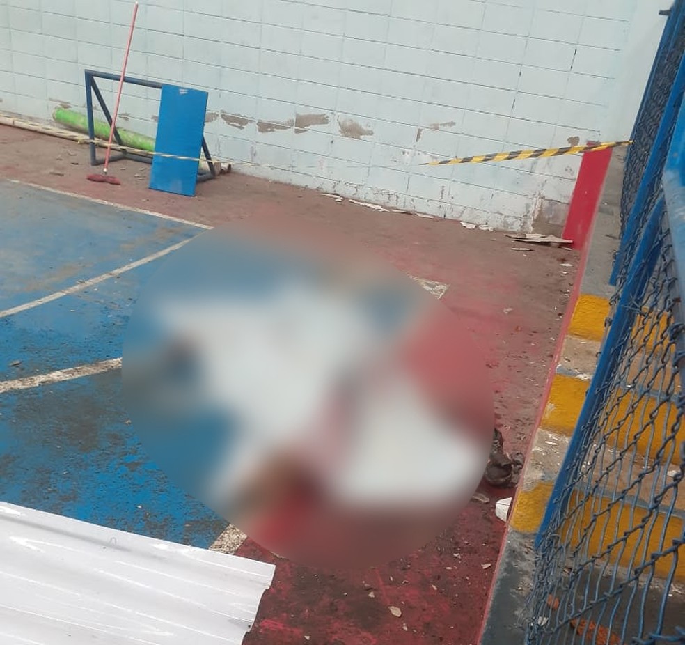 Rapaz realizava manutenção na quadra de uma escola municipal de Santos, SP — Foto: Jornal A Tribuna