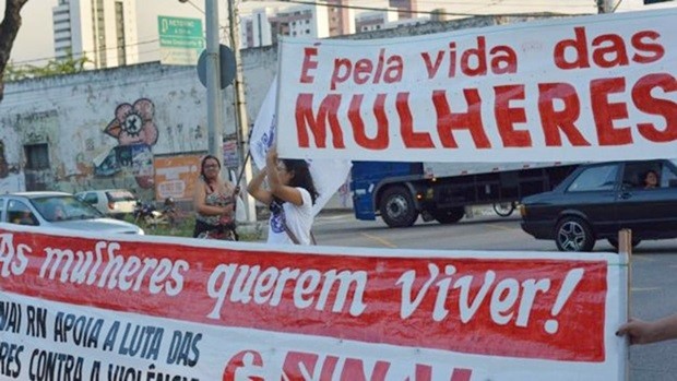 Em Natal, mulheres se mobilizaram, protestaram contra a violência e clamaram por políticas públicas (Foto: Lara Paiva/Brechando)