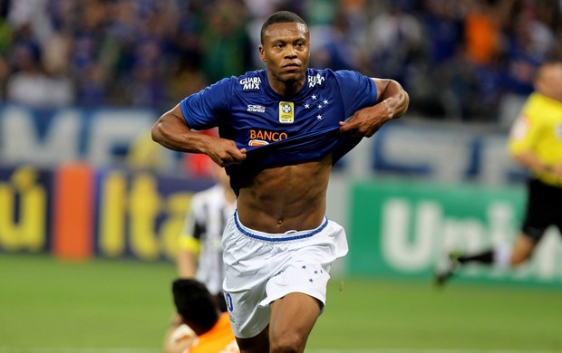 Julio Baptista vence enquete de gol mais bonito; Douglas fica em segundo