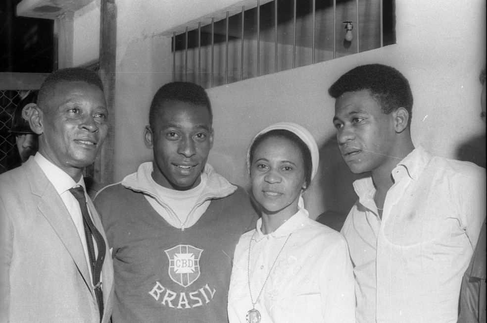 Pel&eacute; em 1966 com o pai, Dondinho (&agrave; esquerda), a m&atilde;e, Celeste, e o irm&atilde;o, Zoca &mdash; Foto: Arquivo/Ag&ecirc;ncia O GLOBO
