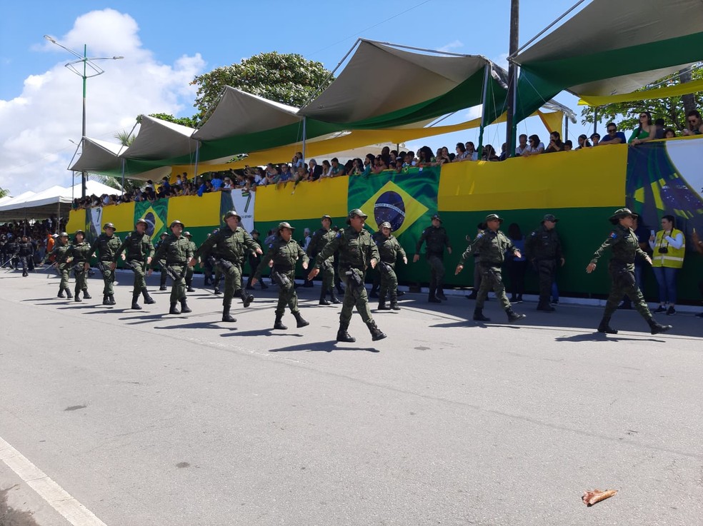Tropas da segurança pública desfilam no 7 de Setembro em Maceió, às 10h — Foto: Ana Clara Pontes/g1