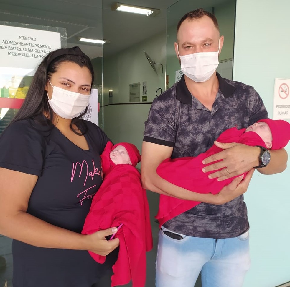 Casal na saída do hospital com os filhos após mais de 100 dias internados em SC — Foto: Hospital Regional São Paulo/Divulgação 