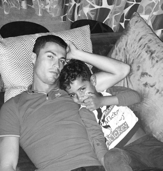 Cristiano Ronaldo descansa com o filho (Foto: Reprodução/Instagram)