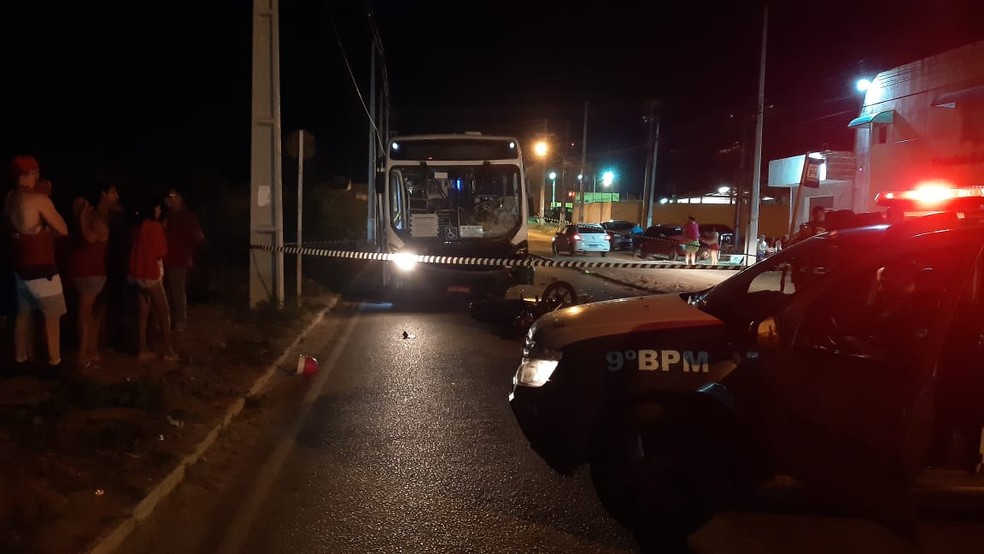 Colisão entre moto e ônibus deixou uma vítima na Zona Oeste de Natal — Foto: Sérgio Henrique Santos/Inter TV Cabugi