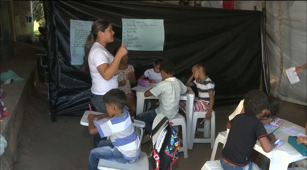 Cerca de 49 alunos estão estudando em um barraco erguido pela própria comunidade, de forma precária, em Areia na Paraíba. (Foto: Reprodução/TV Paraíba)